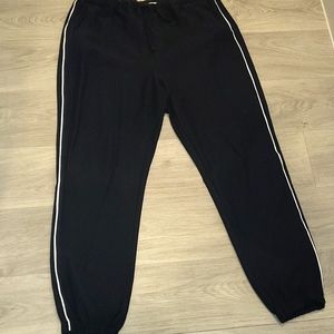 Black jogger w/ white piping